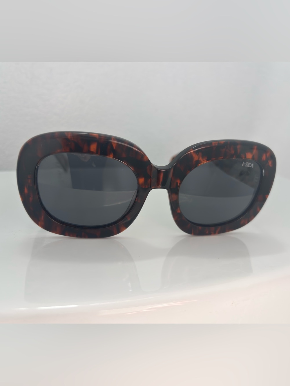 Women’s Oversized Tortoiseshell Sunglasses with Dark Lenses